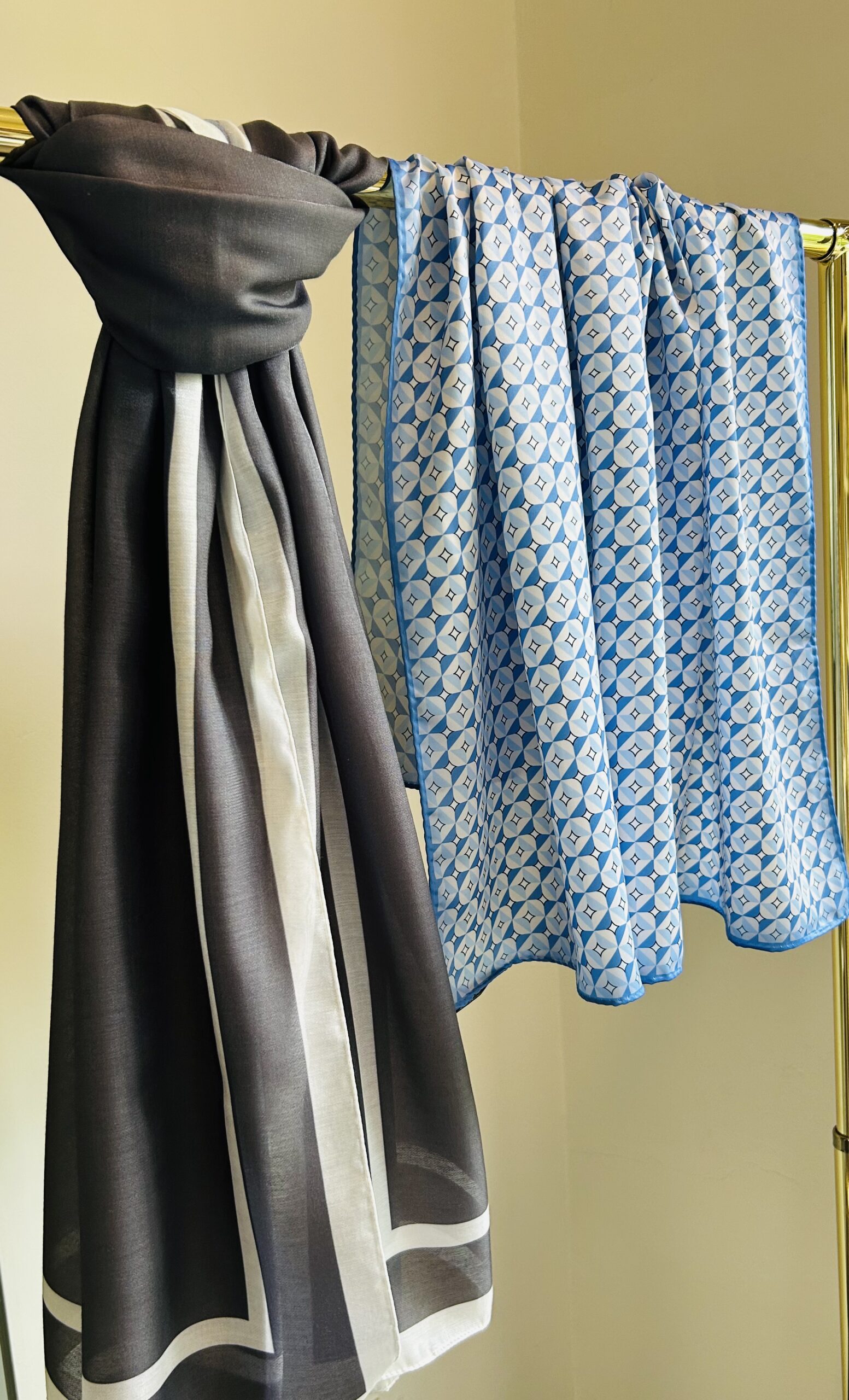 kehribar-shawl-slate-grey-piramit-scarf-steel-blue-chain-pattern