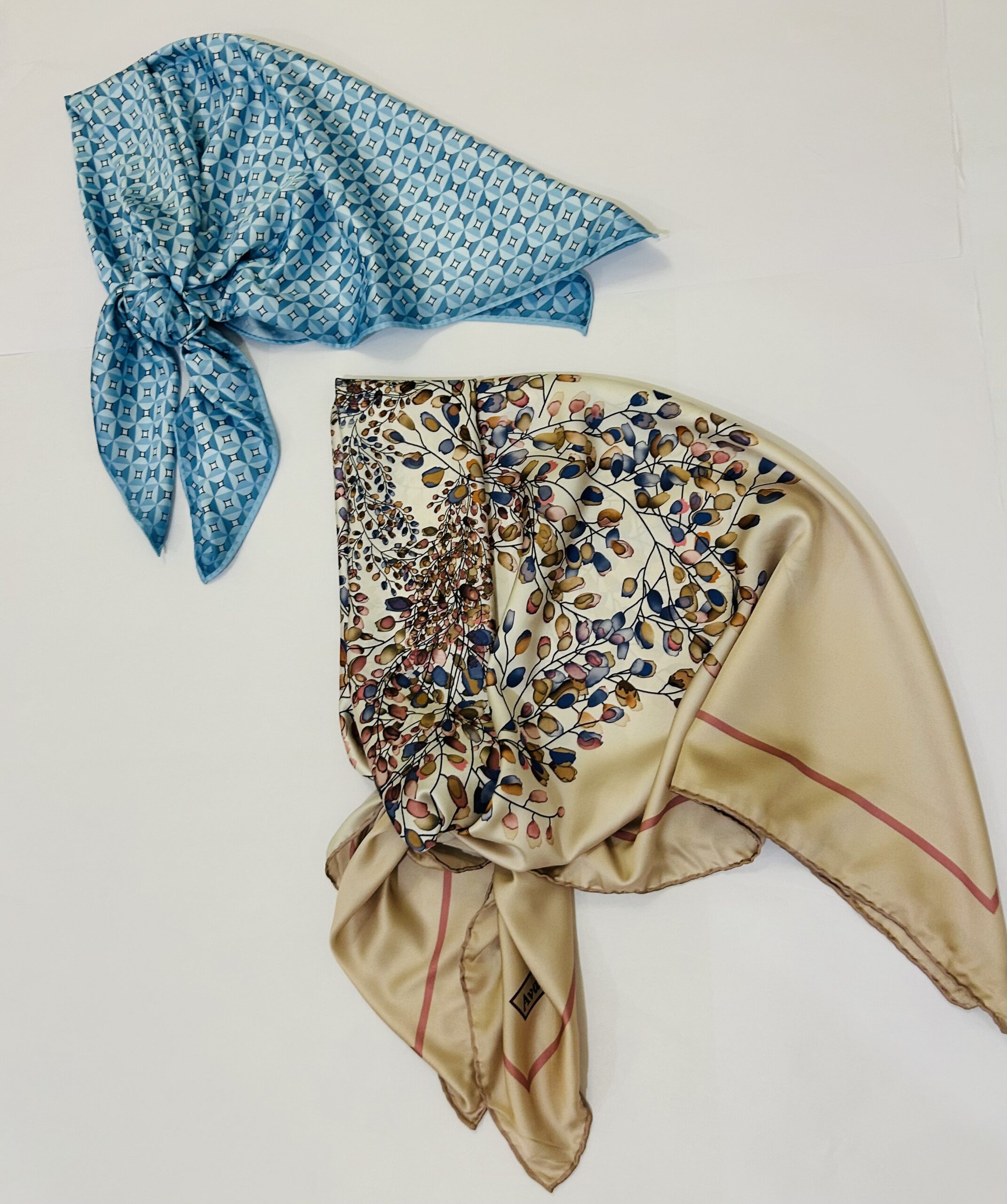 piramit-scarf-french-vanila-leaves-piramit-scarf-steel-blue-chain-pattern